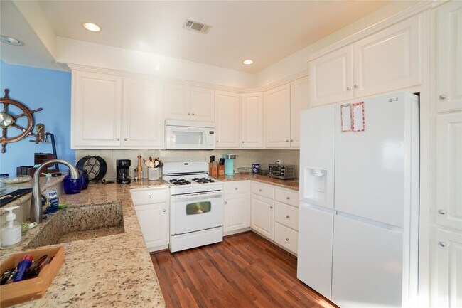 Building Photo - 16619 Bayfront Dr
