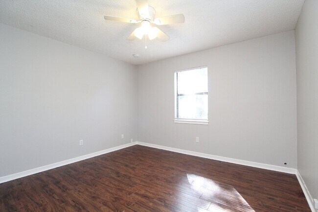 Building Photo - 3BR/2BA with Garage & Fenced Yard – Availa...