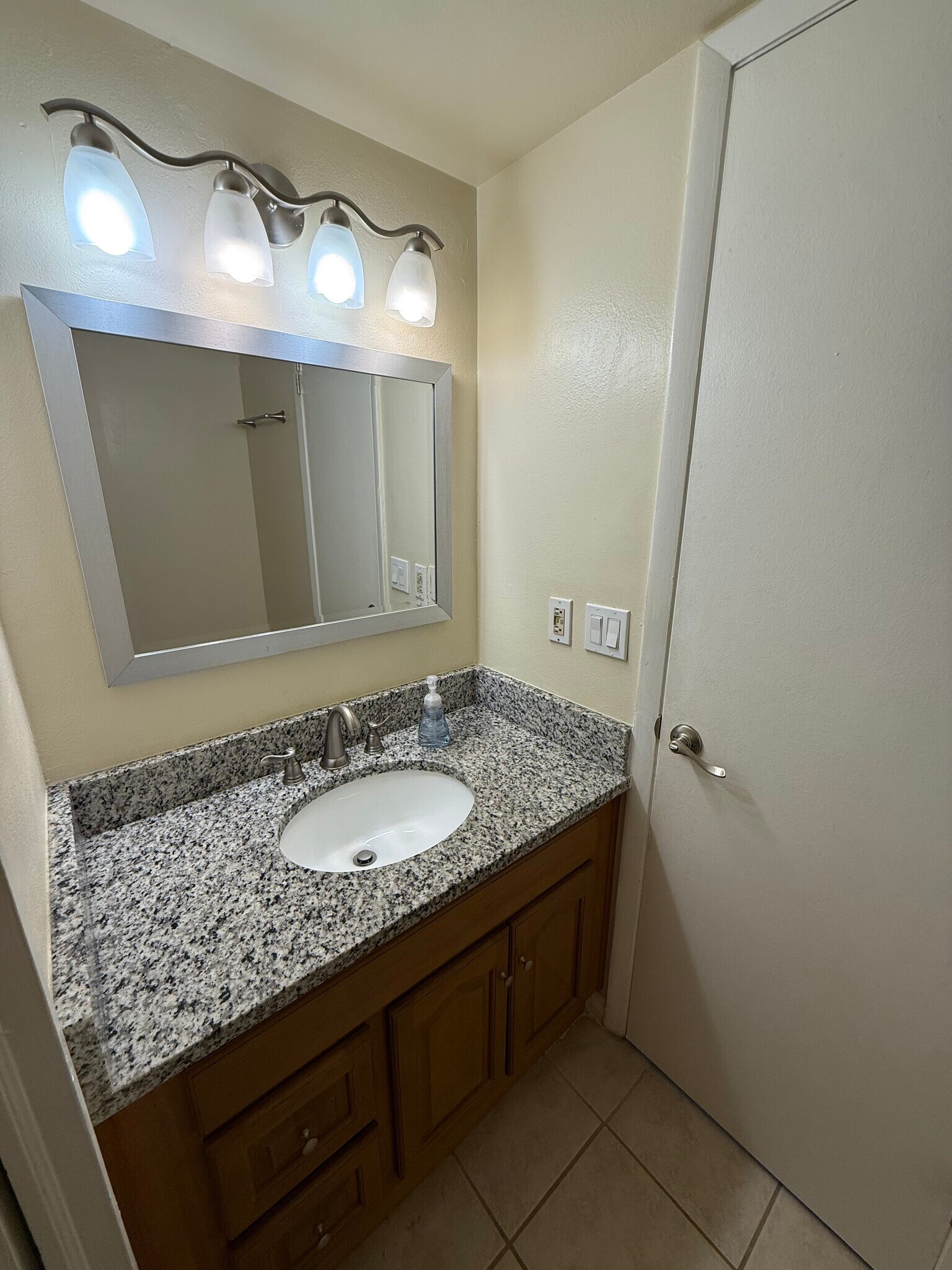 Building Photo - 3802 N Oak Dr