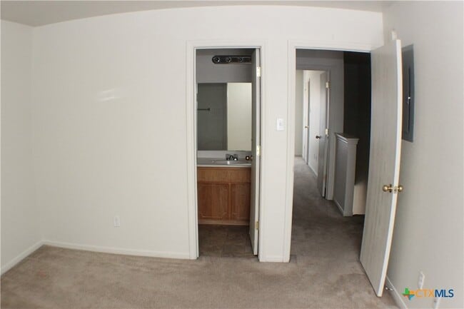 Building Photo - 102 E Robin Ln