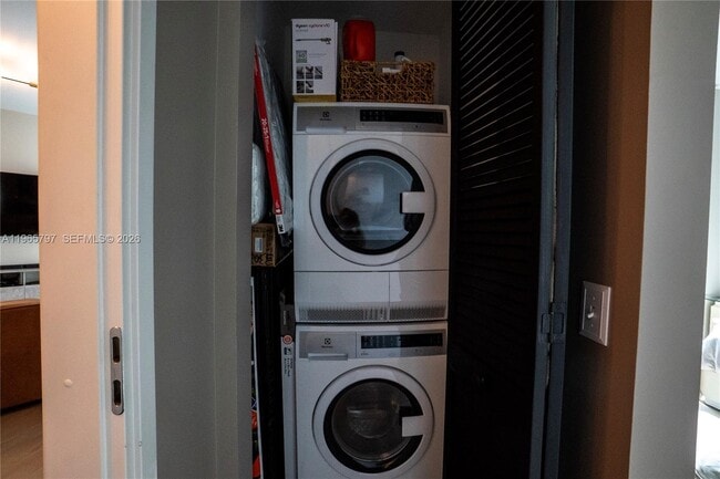 Building Photo - 300 S Biscayne Blvd