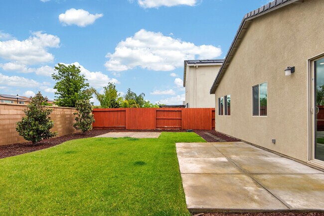 Building Photo - Gorgeous West Roseville Solar Home