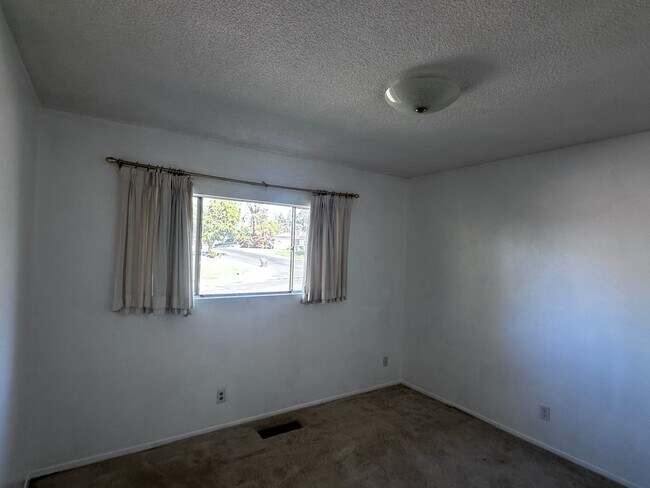 Building Photo - HOUSE