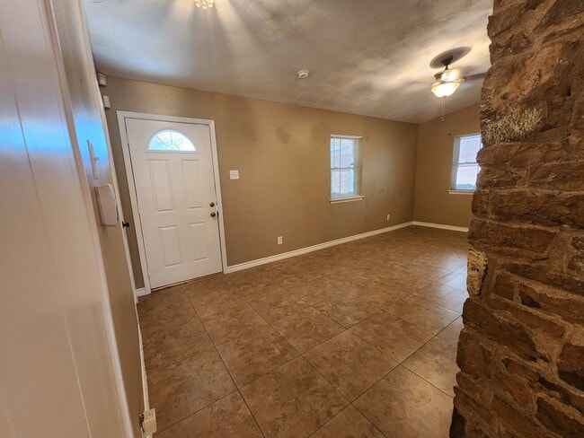 Building Photo - 2210 Newcastle Dr