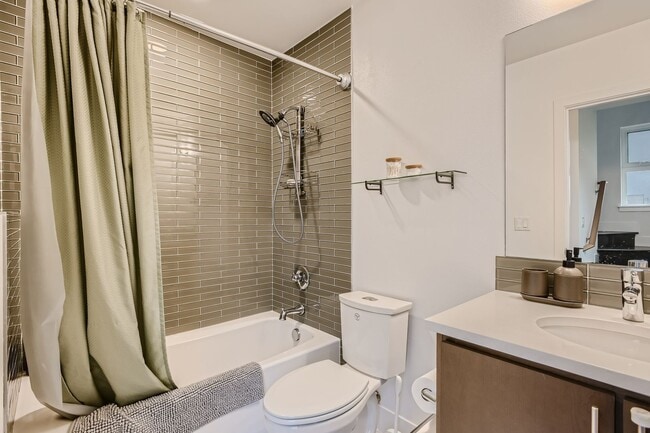 Building Photo - Queen Anne Home