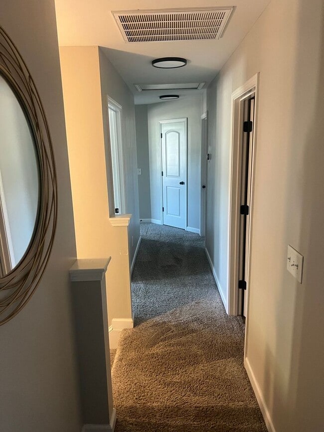 Building Photo - 303 Breezeway Dr
