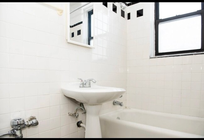 Building Photo - 3345 N Marshfield Ave