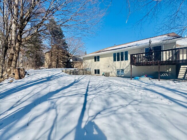 Building Photo - Charming Chaska Retreat: Spacious Single Family Homer 3-Bedroom 2.5 Bathroom Home with Finished B...