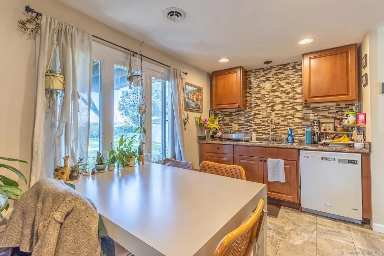 Kitchen - 6 Russell Ave