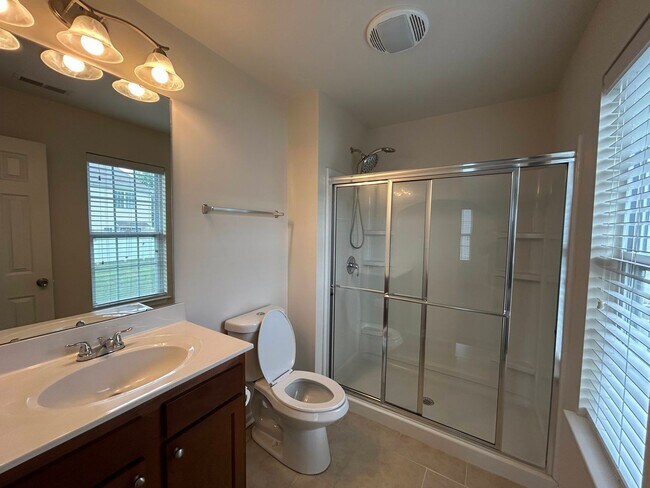 Building Photo - Immaculate beautiful 3-bedroom, 2.5-bath t...