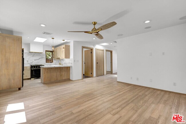 Building Photo - 1138 1\2 N Poinsettia Pl