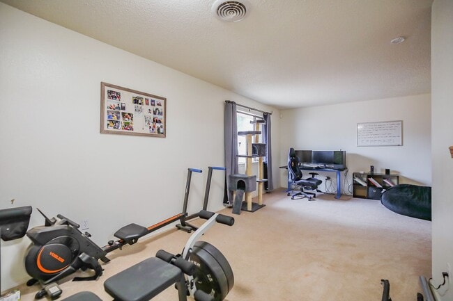 Building Photo - Spacious 3 Bedroom 2 bath with Solar Panels