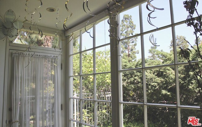 Building Photo - 1265 Bienveneda Ave