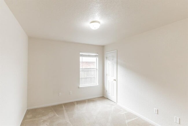 Building Photo - 319 Cedar Ridge Dr