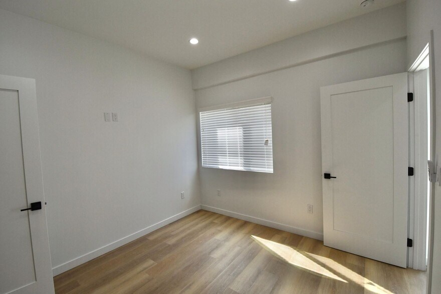 Building Photo - 6152 Woodman Ave