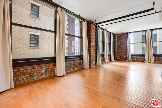 Building Photo - 460 S Spring St