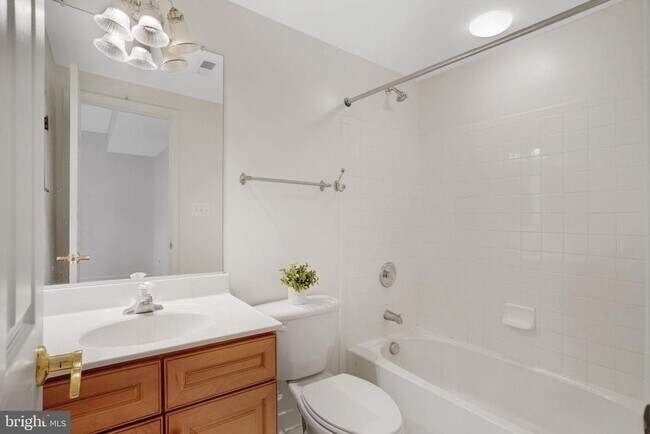 Building Photo - 4684 Carisbrooke Ln