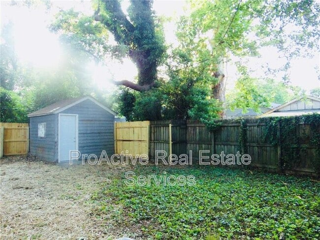 Building Photo - 838 W 48th St