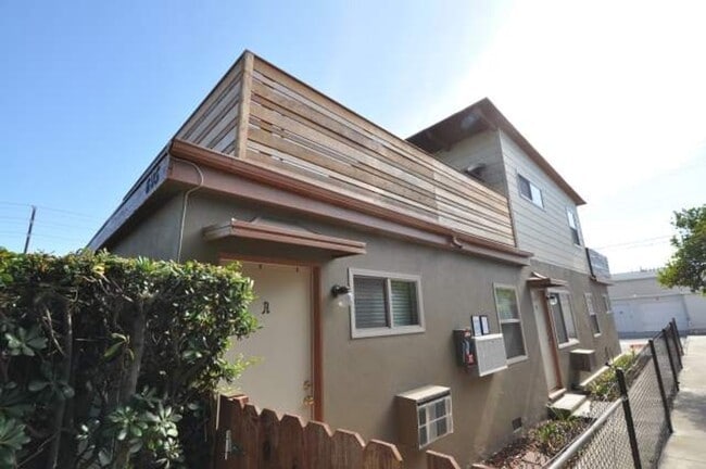 Building Photo - 605-609 N Hollywood Way