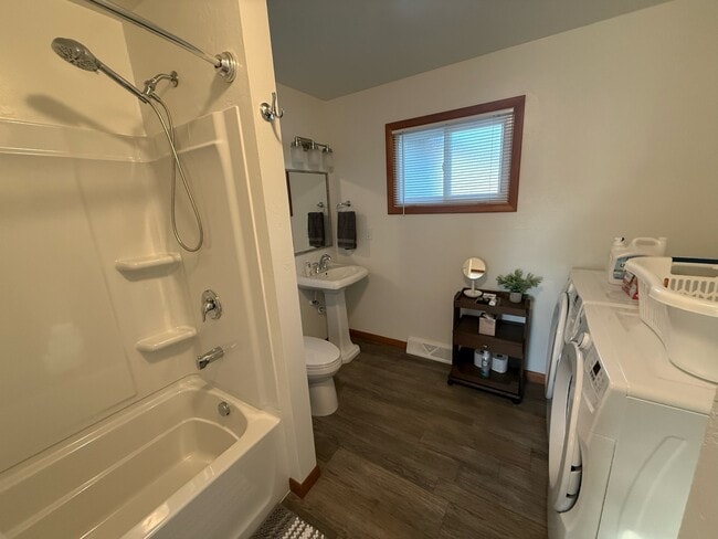 Building Photo - 320 W Barnes St