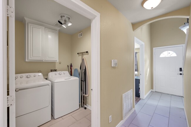 Building Photo - 125 Pine St