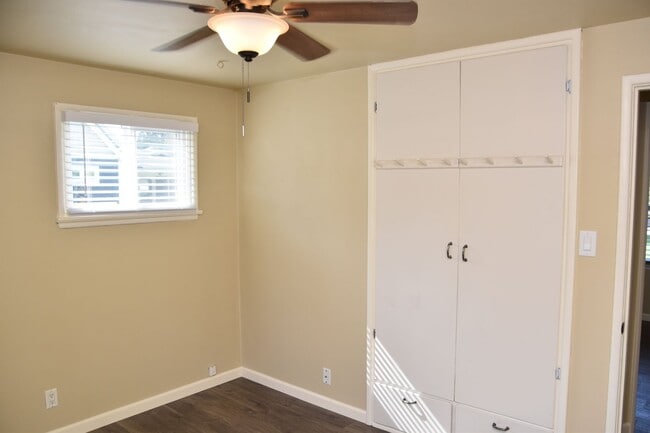 Building Photo - Updated 2 Bed 1 Bath on Large lot with Fenced Backyard and detached Garage!