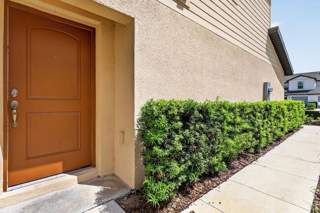 Building Photo - 3BR Townhome in Tavares with Open Floor Plan & Community Playground