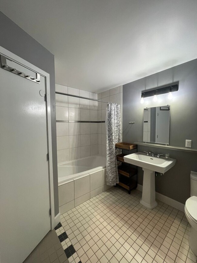 Building Photo - Charming Loft with Private Entrance & Pati...