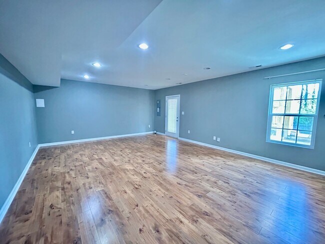 Building Photo - Three bedroom with finished basement in Hamburg!