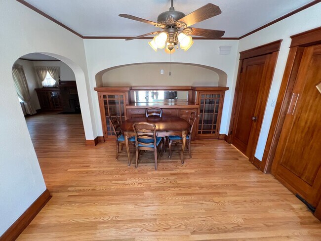 Building Photo - Fabulous 4 Bed 2 Bath One Story Craftsman ...