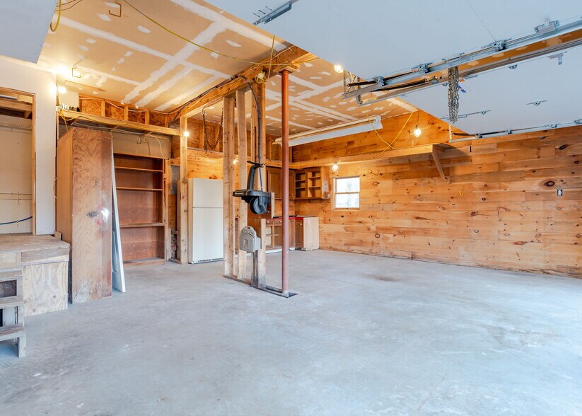 Building Photo - 8 Western Ave