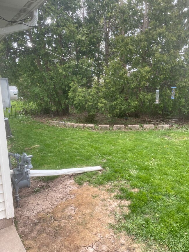 Building Photo - 2 bed, 2 bath, duplex across from park. Appleton!
