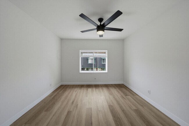 Building Photo - Charming 2-Bedroom Townhouse for Rent in Huntington Beach!