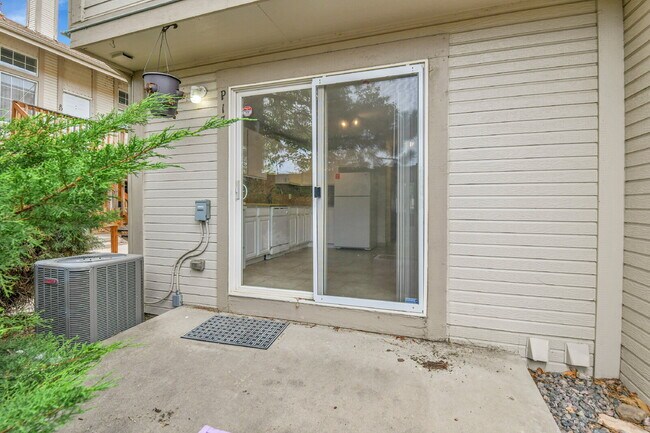 Building Photo - $1,775 - 2 Bed, 2.5 Bath End Unit in Auror...