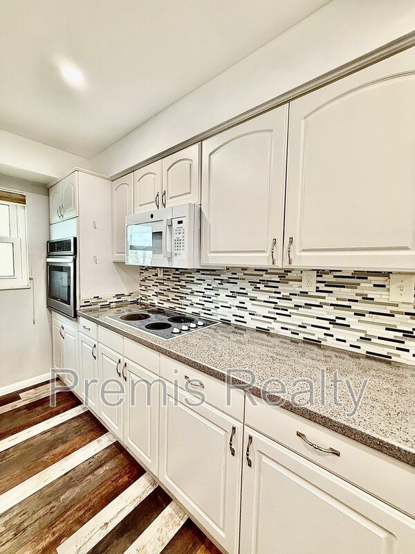 Building Photo - 2800 Cove Cay Dr