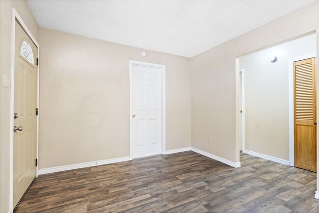 Building Photo - Move-In Ready 3-Bedroom Home in Beautiful Lakehills