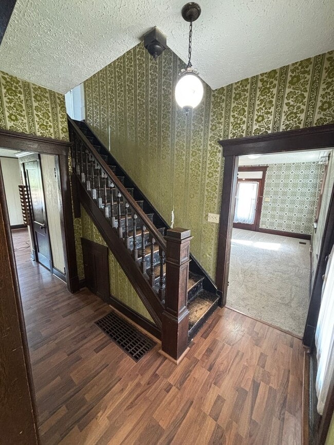 Building Photo - 4 Bedroom, 2 Bathroom House