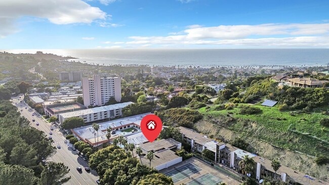Building Photo - 2600 Torrey Pines Rd