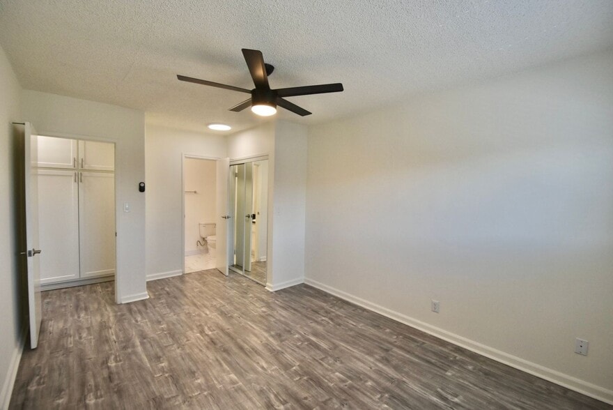 Building Photo - 12142 Burbank Blvd