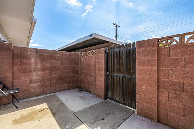 Building Photo - "Charming 1-Bedroom Townhouse in Phoenix –...