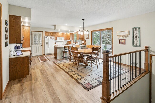 Building Photo - For Rent – 4 Bedroom Home in Sunset Hills, Pella