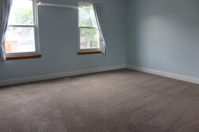 Building Photo - Columbine Hills - 3 BR/2 1/2 BA Home!