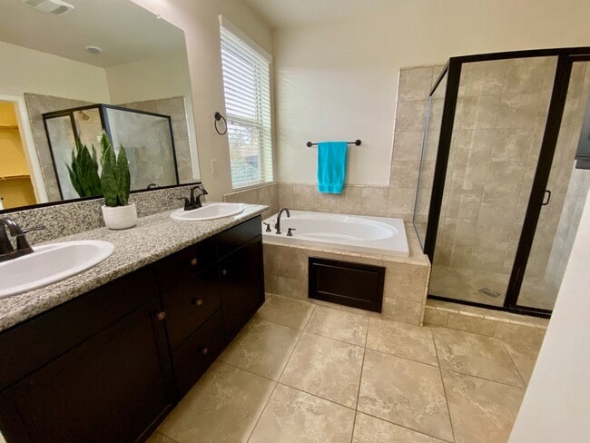 Building Photo - $2,990 Copper River, Beautiful 4 Bedroom -  E. Via Estrella Dr, Fresno / Gated Community