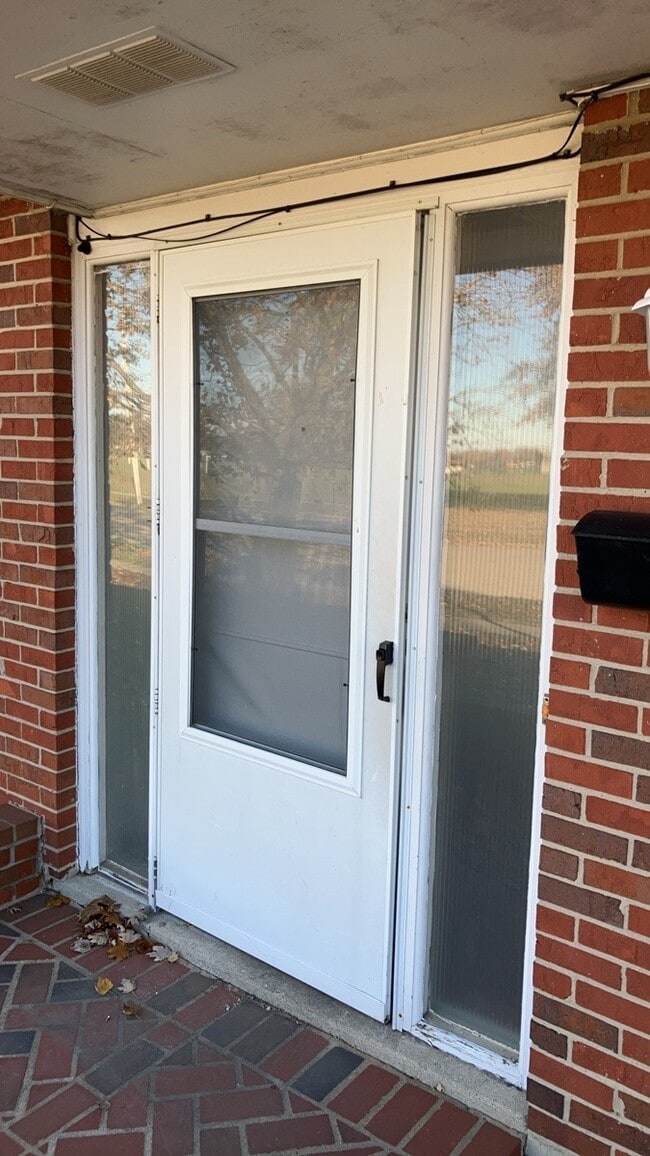 Building Photo - 970 W Alkaline Springs Rd