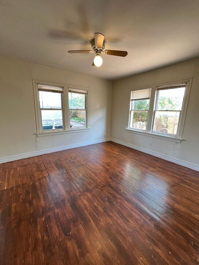 Building Photo - Large 2 Bed 1 Bath 1 car garage Duplex in Shartel Blvd Addn