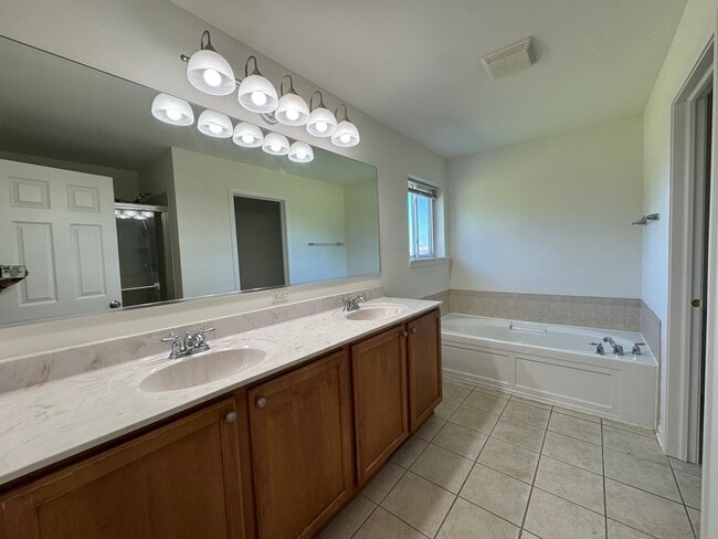 Building Photo - 405 Preserve Dr