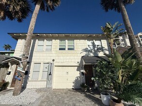 Building Photo - Charming Beachside Rental!