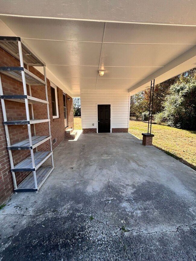 Building Photo - 3 Bedrooms off Mt. Gallant!!