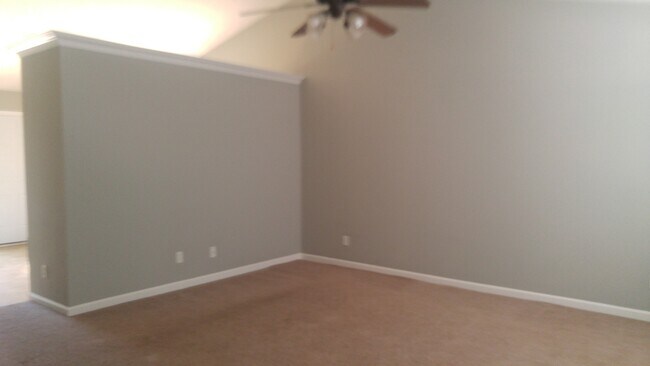 Building Photo - Southside Single Family Home Attached 2 Car Garage 3bd/2.5 Bath Romney Sub.