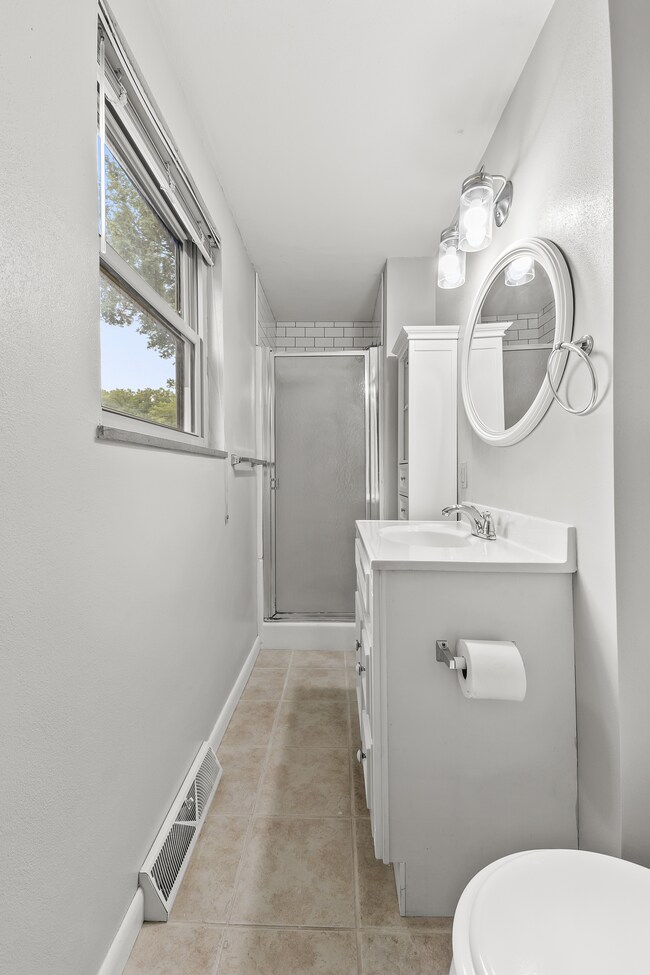 Primary bathroom. - 1618 Oak Hills St